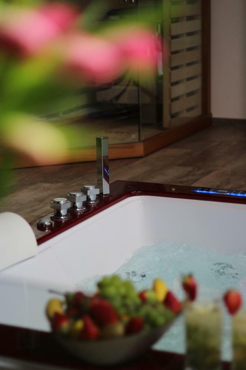 Romanticky Wellness Suite Hotel Heinz Dobris Exteriör bild