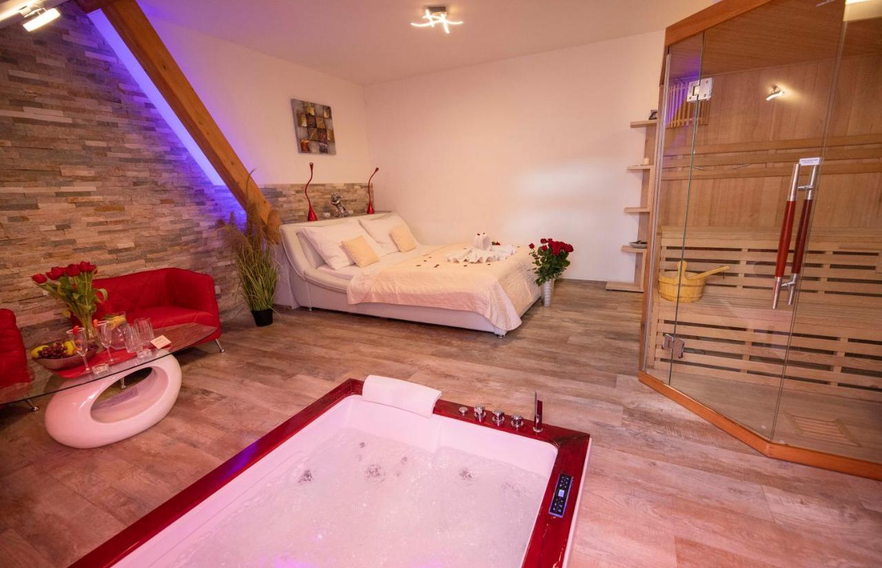 Romanticky Wellness Suite Hotel Heinz Dobris Exteriör bild
